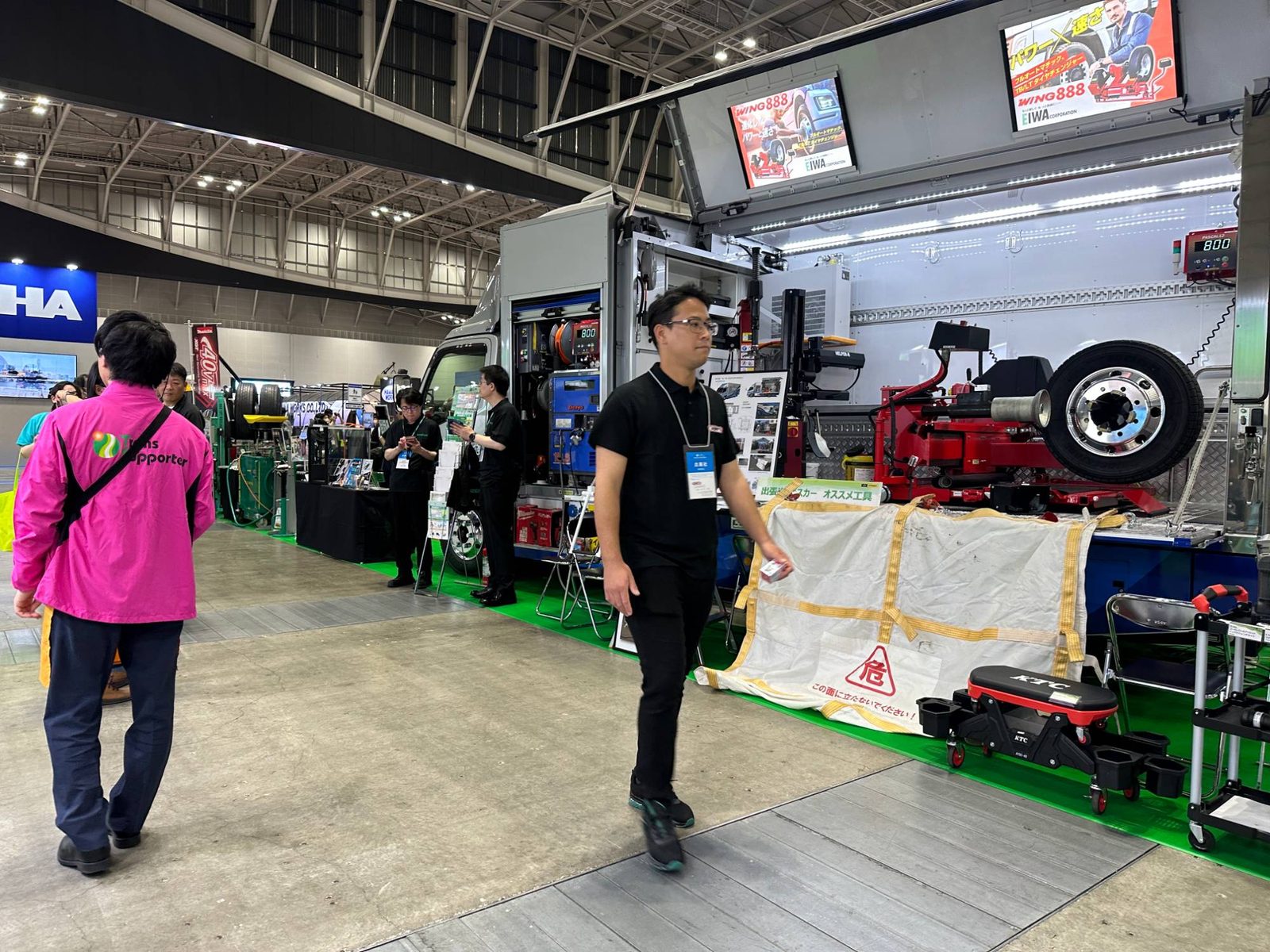 出張トラックメカニックカーと製品展示